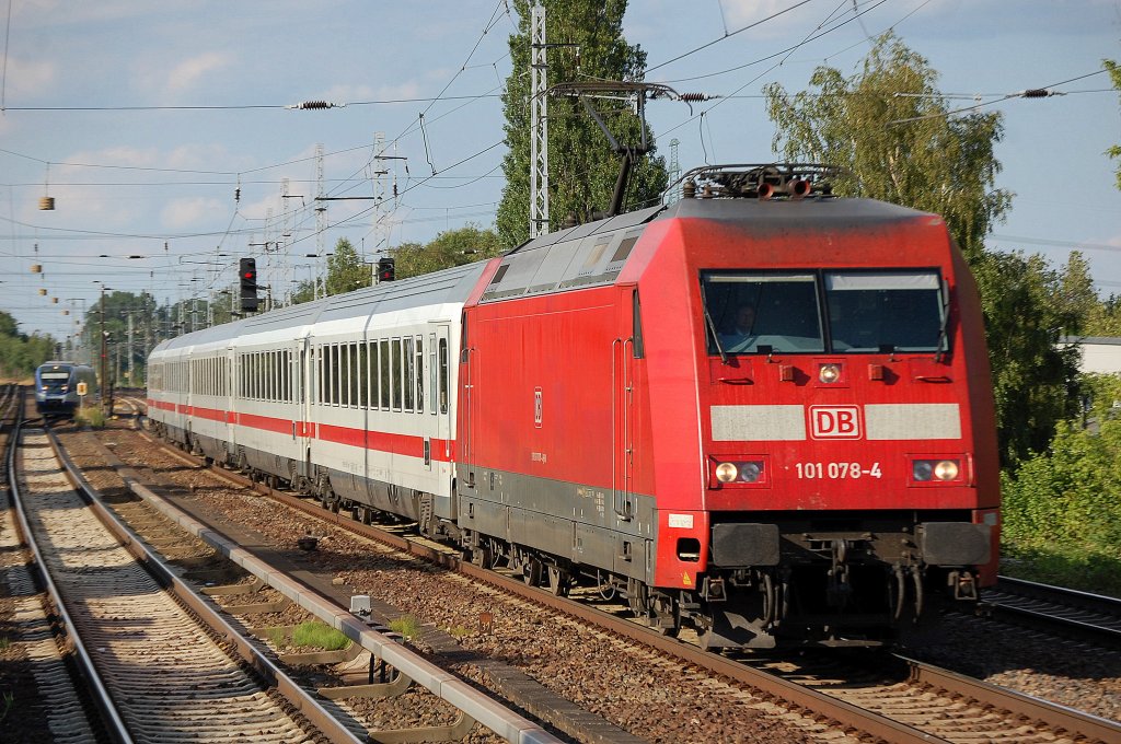IC 2350 (Berlin Hbf. tief) mit 101 078-4 Richtung Berlin-Gesundbrunnen, 24.06.10 Berlin-Karow.  