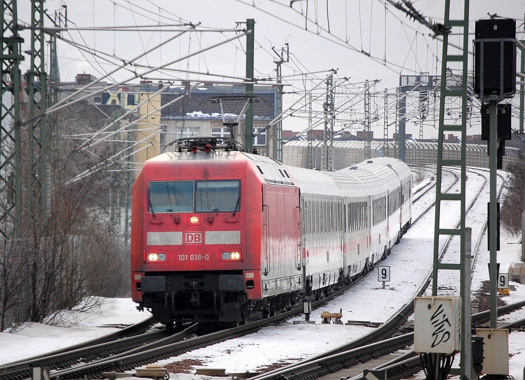 IC 2355 mit 101 018-0 Richtung Berlin-Gesundbrunnen, 03.01.11 S-Bhf. Berlin-Wedding. 
