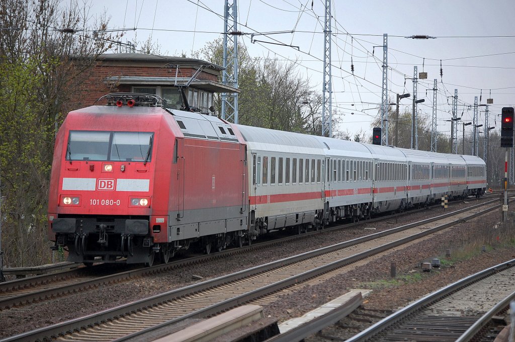 IC 2355 mit 101 080-0 Richtung Bernau, 07.04.11 Berlin-Karow. 