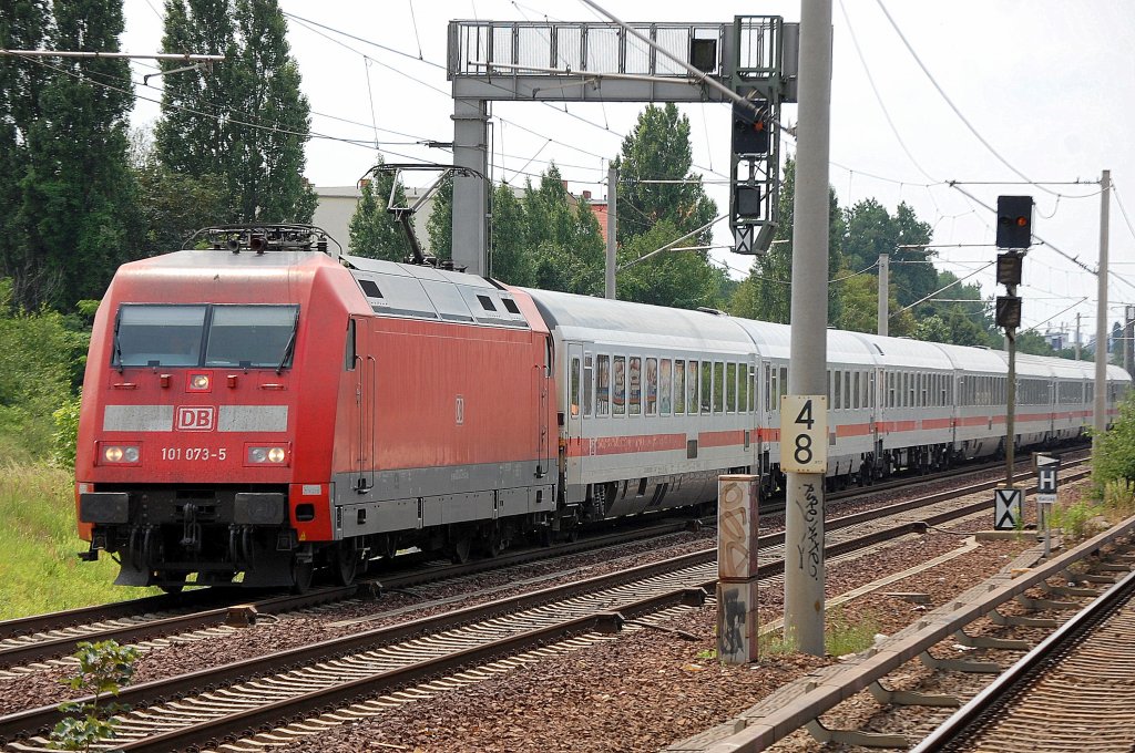 IC 2356 mit 101 073-5 Richtung Berlin-Blankenburg, 15.06.11 Berlin-Karow.
