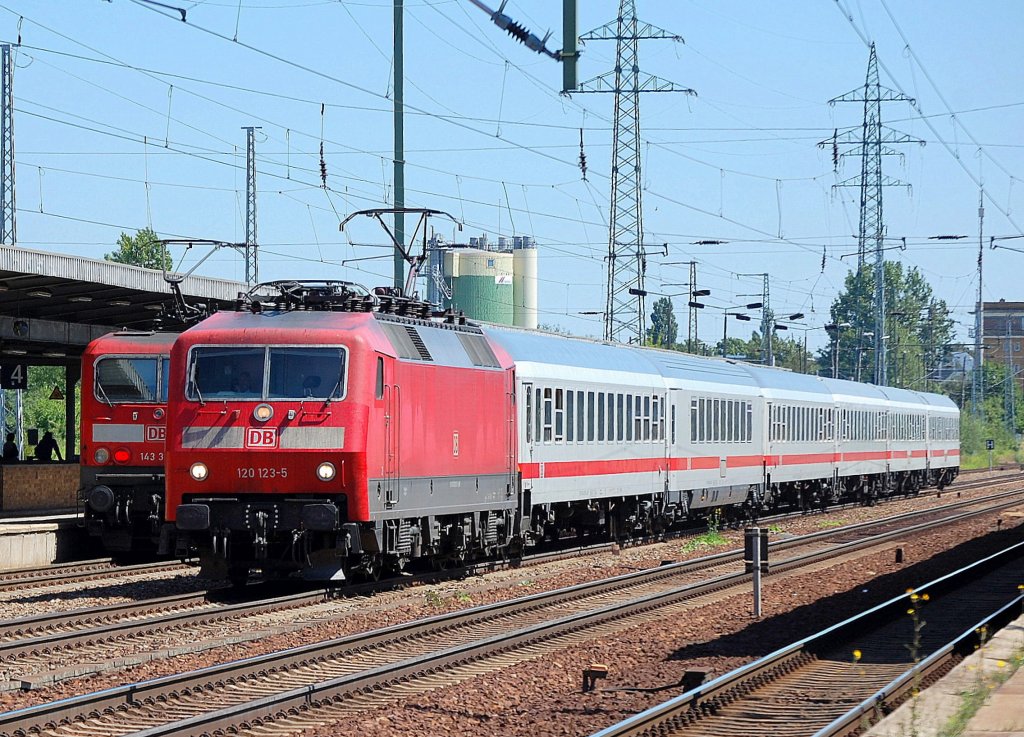 IC? mit 120 123-5 bei der Durchfahrt im Bhf. Flughafen Berlin-Sch�nefeld, 28.06.11 