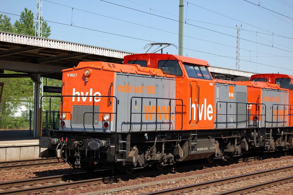 Im Bild hvle V 160.7 (92 80 1203 150-8, Bj.1971) in Doppeltraktion mit hvle V 160.5 mit Kesselwagenzug am 02.05.09 bei der Durchfahrt im Bhf. Flughafen Berlin-Sch�nefeld.