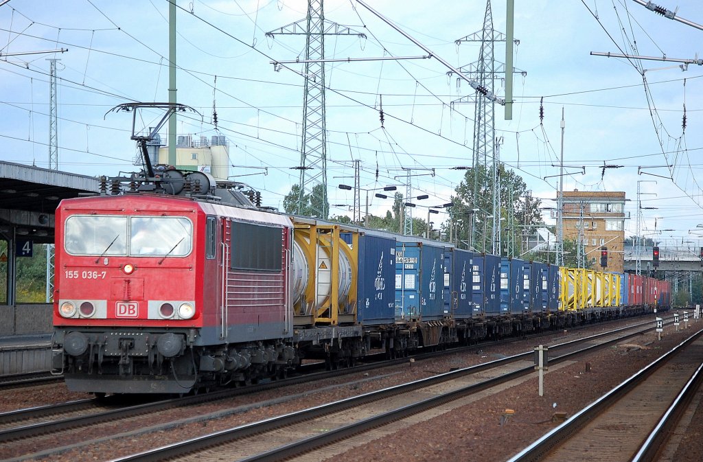 Im Containerzuggesch�ft eher selten eingesetzt, 155 036-7 mit einem Ganzzug Containertragwagen aus Polen bei der Durchfahrt im Bhf. Flughafen Berlin-Sch�nefeld, 16.09.10