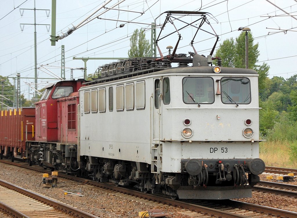 Im Moment f�r die Firma energy rail GmbH im Einsatz die die DP 53 (91 80 6142 132-0 D-WAB, LEW, Bj. 1967) mit KUBE CON 11 (98 80 3202 287-9 D-ENRA, LEW, Bj.1970) am haken und einem Leerzug Drehgestellrungenflachwagen f�r Holztransporte, 12.08.10 Durchfahrt im Bhf. Flughafen Berlin-Sch�nefeld.