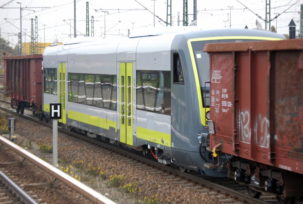Im Moment regelm��ig zu sehen, fabrikfrische RegioShuttle f�r die agilis Verkehrsgesellschaft, mal schauen wann die �berf�hrungsfahrten abgeschlossen sind, heute zog die 232 252-7 den Zug Richtung Berlin-Spandau, 27.10.10 Berlin-Beusselstr. 