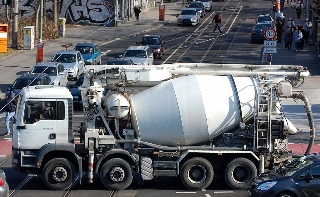 In Berlin eher selten zu beobachten ein Betonmischfahrzeug mit integrierter Betonpumpe von PUTZMEISTER auf einem MAN TGA 35.410 LKW, 06.03.12 Berlin-Adlershof.