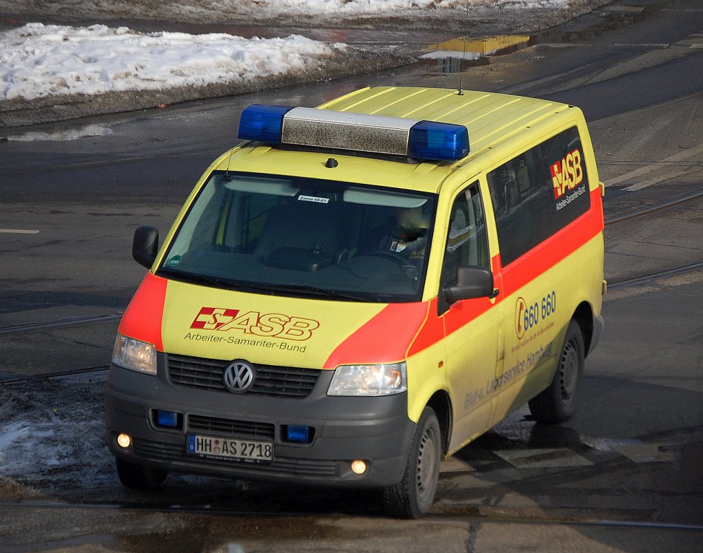 In diesem Fall kein Rettungsfahrzeug im eigentlich Sinne sondern ein Fahrzeug des ASB Blut-und Laborservice Hamburg, 17.02.10 Berlin-Adlershof. 