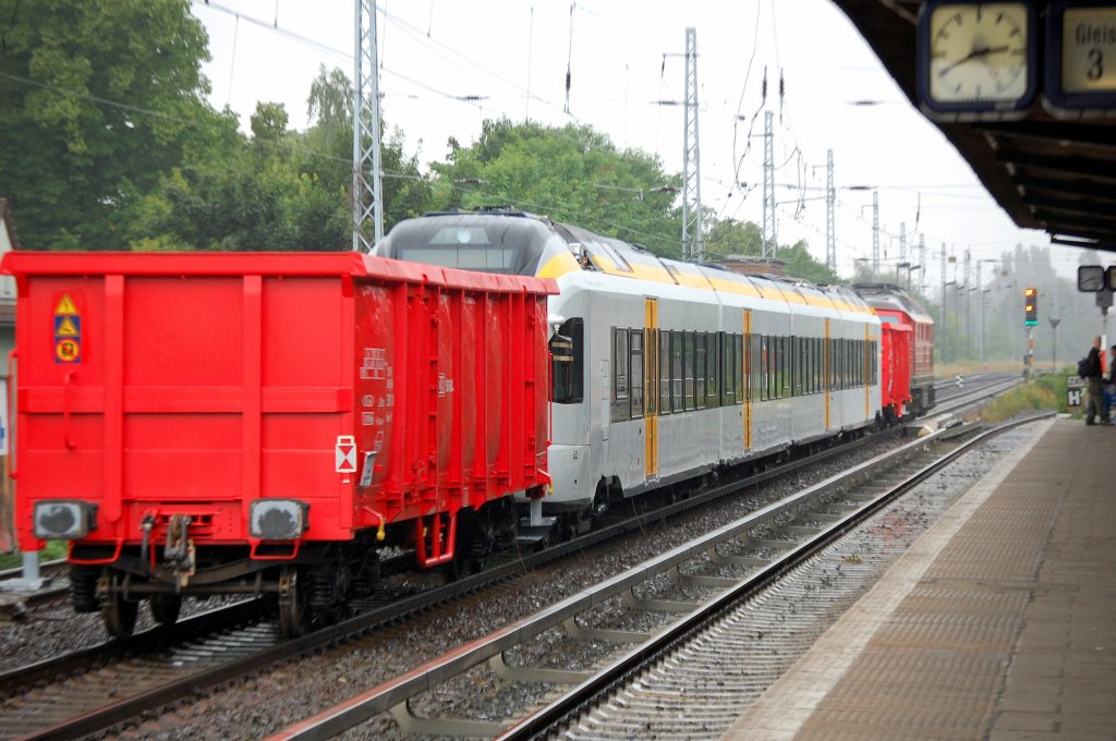 In diesem Fall wurde die �berf�hrung von einer DB Ludmilla �bernommen, h�ufiger werden Privatloks bzw. die Loks den ans�ssigen Eisenbahnfreunde und eingetragenen Vereine zur �berf�hrung verwendet.
4-teiliger FLIRT f�r die nieders�chsische eurobahn am 16.07.08 Berlin-Karow. 