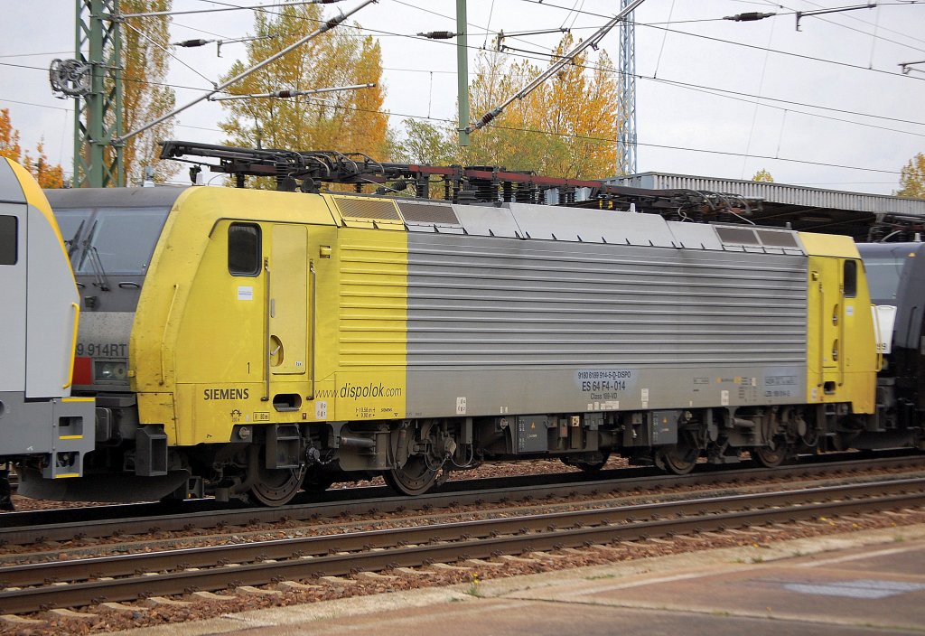 In einem Lokzug mittig gesichtet, MRCE Dispolok E 189-914RT / ES 64 F4-014 (91 80 618 914-5 D-DISPO, Bj.2005), Durchfahrt im Bhf. Flughafen Berlin-Sch�nefeld am 27.10.09