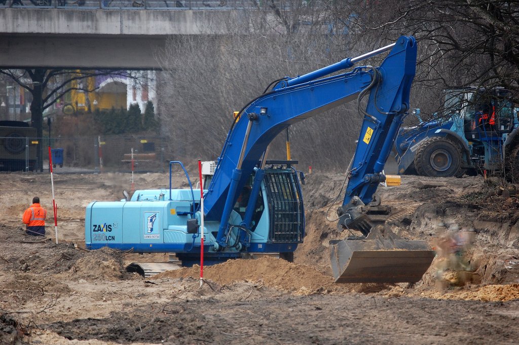 In tollem Blau, ein HITACHI ZAXIS 250LCN Raupenbagger der Fa.LUDWIG FREYTAG unter den Bahntrassen in Berlin Wedding, 10.04.13 