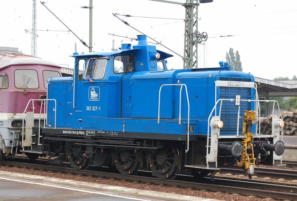 Interessanterweise hat die PRESS eine ganze Reihe alter DB 363�r �bernommen, die hier war zuletzt im Ausbesserungswerk Dessau, jetzt in Diensten der PRESS, die 363 027-4 (98 80 3363 159-9 D-PRESS, Krupp Bj. 1962) mit der ungew�hnlichen Fuhre der ausgemusterten 232 387-1 + Wagen mit alten Gleisbohlen im Bhf. Flughafen Berlin-Sch�nefeld, 09.09.10  