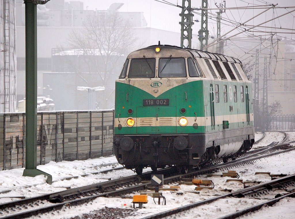 ITL 118 002 (92 80 1228 585-6 D-ITL) unterwegs Richtung Berlin-Gesundbrunnen, 23.12.10 Berlin-Wedding.