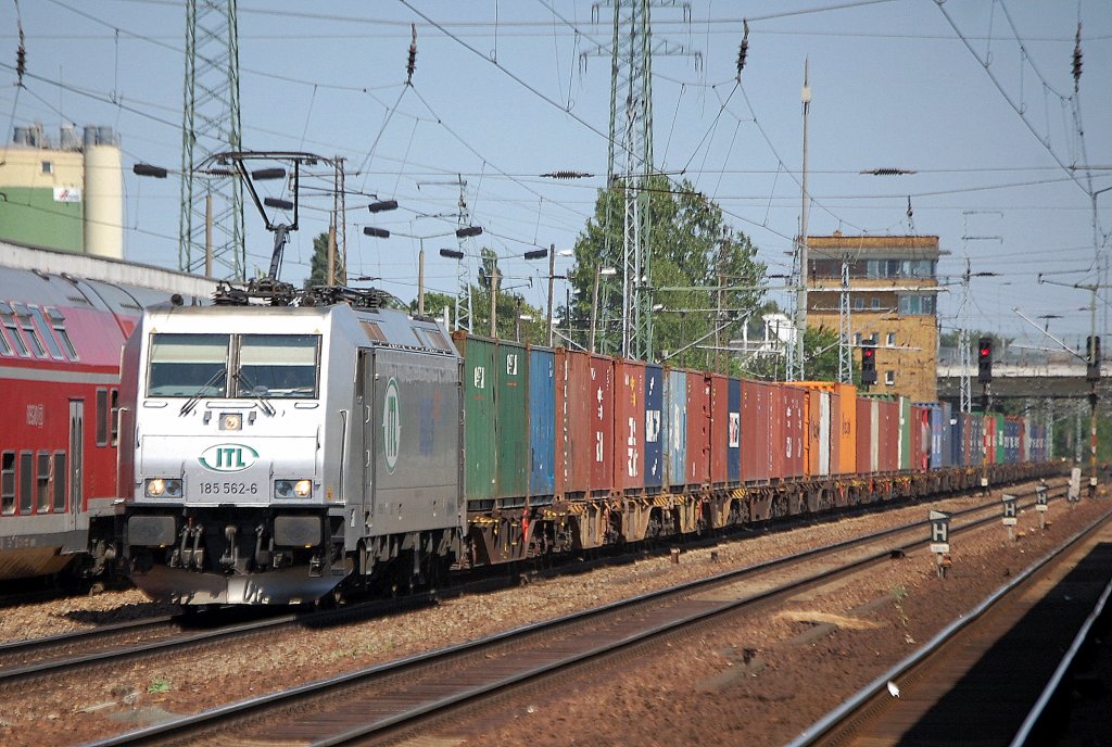 ITL 185 562-6 (91 80 6185 562-6 D-ITL) mit Containerzug, 30.05.11 Bhf. Flughafen Berlin-Sch�nefeld.