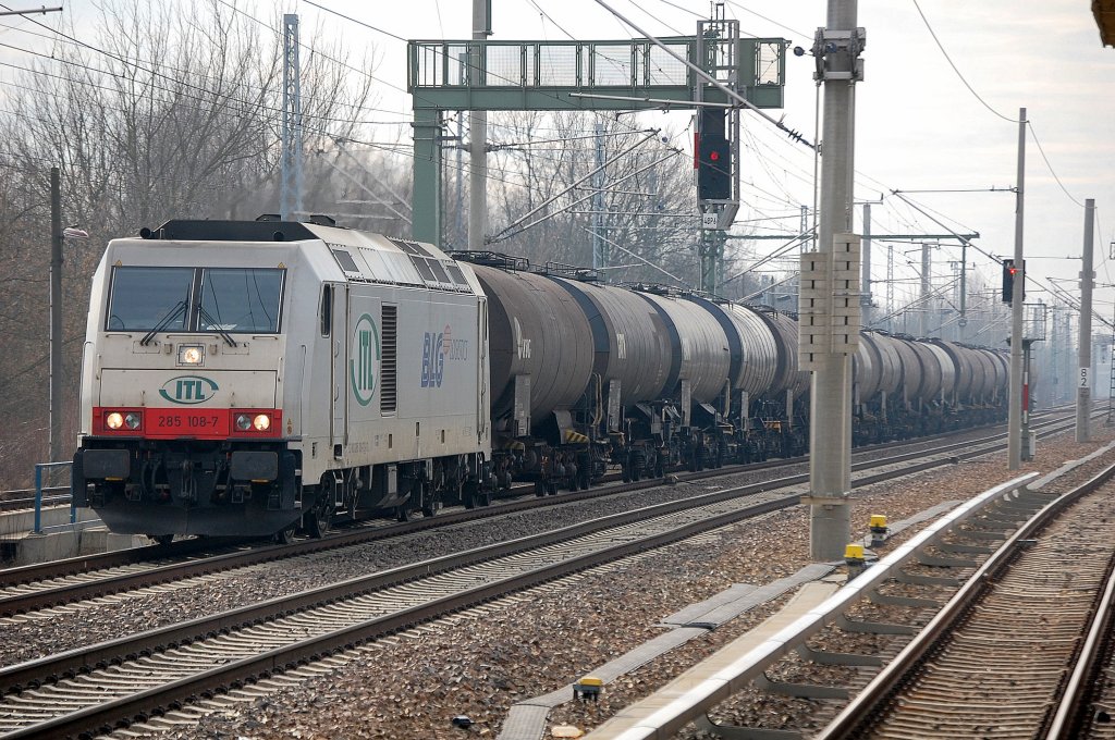 ITL 285 108-7 (92 80 1285 108-7 D-ITL, Bombardier Bj.2008) mit einem Ganzzug Heizoelkesselwagen Richtung Bernau, 10.02.11 Berlin-Blankenburg. 