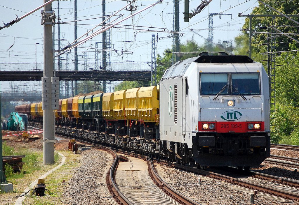 ITL 285 109-5 (92 80 1285 109-5 D-ITL, BJ. 2008) mit einem Ganzzug Sch�ttgutkippwagen mit Kiesbef�llung bei der Durchfahrt im Bhf. Flughafen Berlin-Sch�nefeld, 05.06.10 