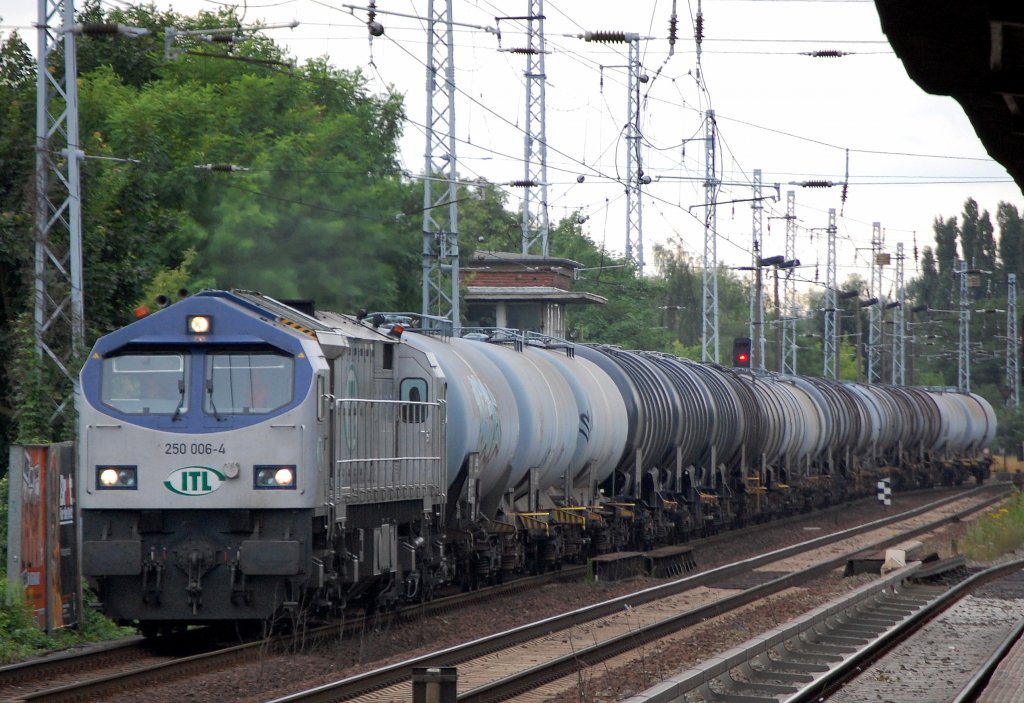 ITL Blue Tiger 250 006-4 (92 80 1250 006-4 D-ITL, Bj.2003) mit Leerzug Kesselwagen Richtung Schwedt �ber Bernau, 14.07.08 Berlin-Karow.
