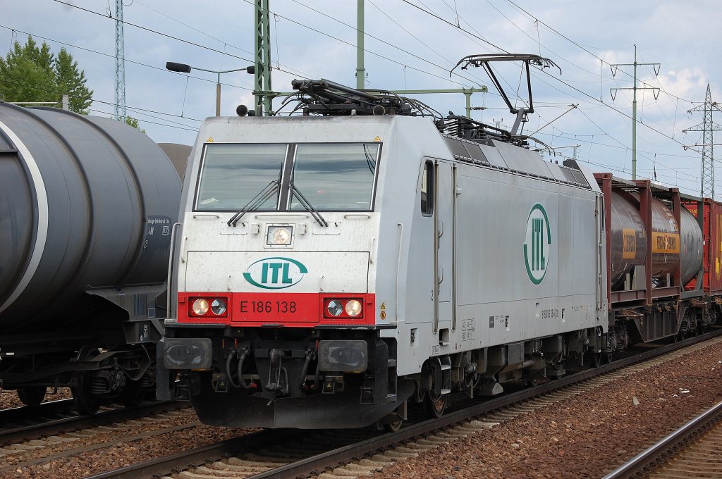 ITL E 186 138 (91 80 6186 138-4 D-ITL) mit Containerzug am 01.08.13 Bhf. Flughafen Berlin-Sch�nefeld.
