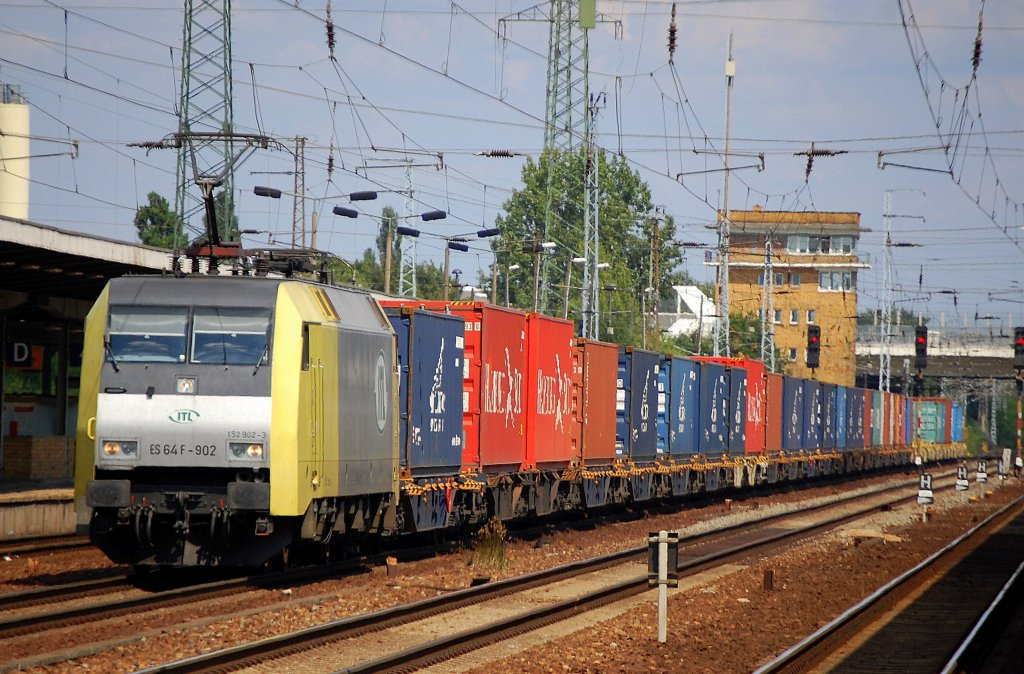ITL ES 64 F-902 / 152 902-3 (Siemens Bj.2000) mit Containerzug bei der Durchfahrt im Bhf. Flughafen Berlin-Sch�nefeld, 07.08.09