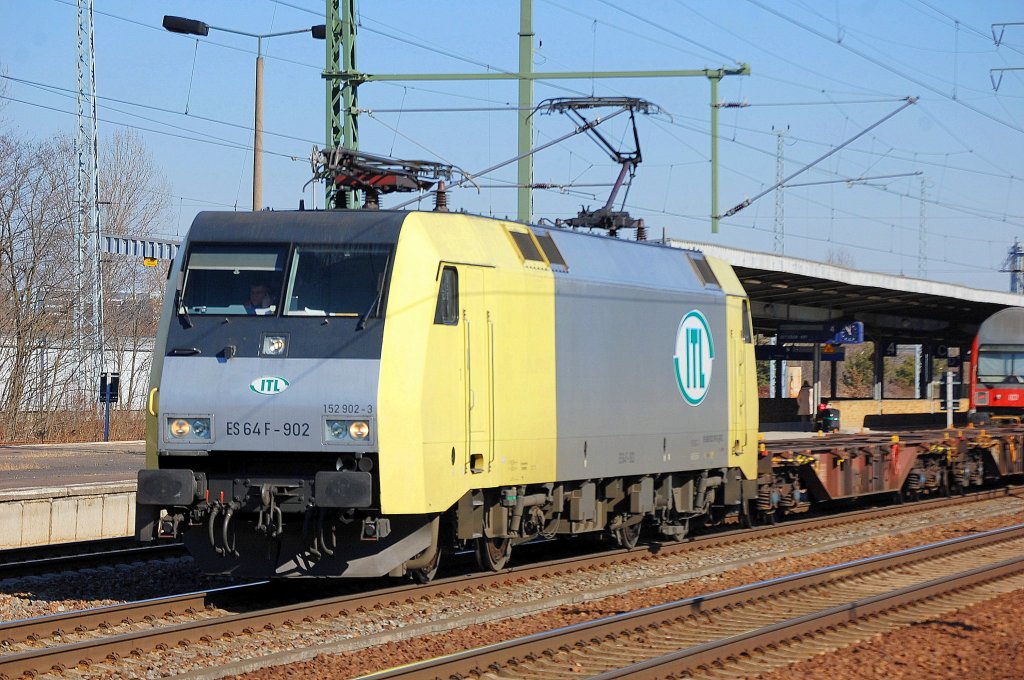 ITL Lok ES 64 F-902 (91 80 6152 197-0 D-ITL), 08.03.11 Bhf. Flughafen Berlin-Sch�nefeld.