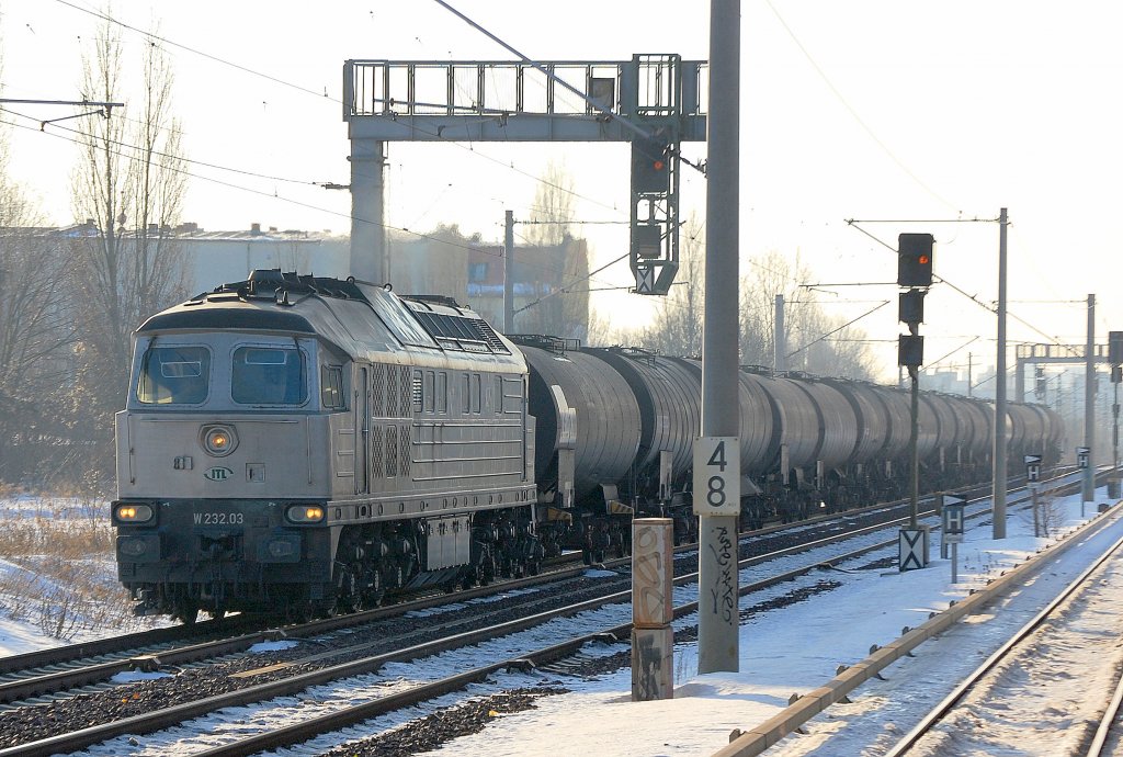 ITL W 232.03 (92 80 0232 003-6 D-ITL) mit einem Ganzzug Heizoelkesselwagen Richtung Berlin-Blankenburg, 05.01.11 Berlin-Pankow.