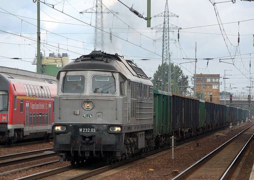 ITL W 232.03 mit einem Ganzzug tschechisch/slowakischer/deutscher offener G�terwagen bei der Durchfahrt im Bhf. Flughafen Berlin-Sch�nefeld, 18.08.10