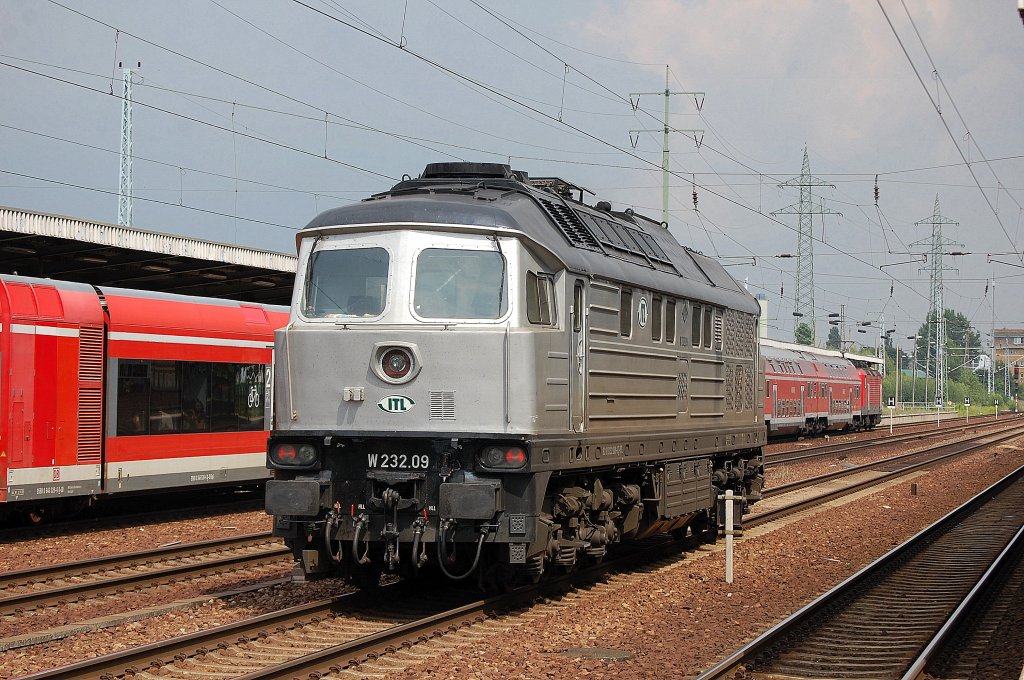 ITL W232.09 (92 80 0232 209-3 D-ITL) auf Leerfahrt durch den Bhf. Flughafen Berlin-Sch�nefeld, 09.08.10