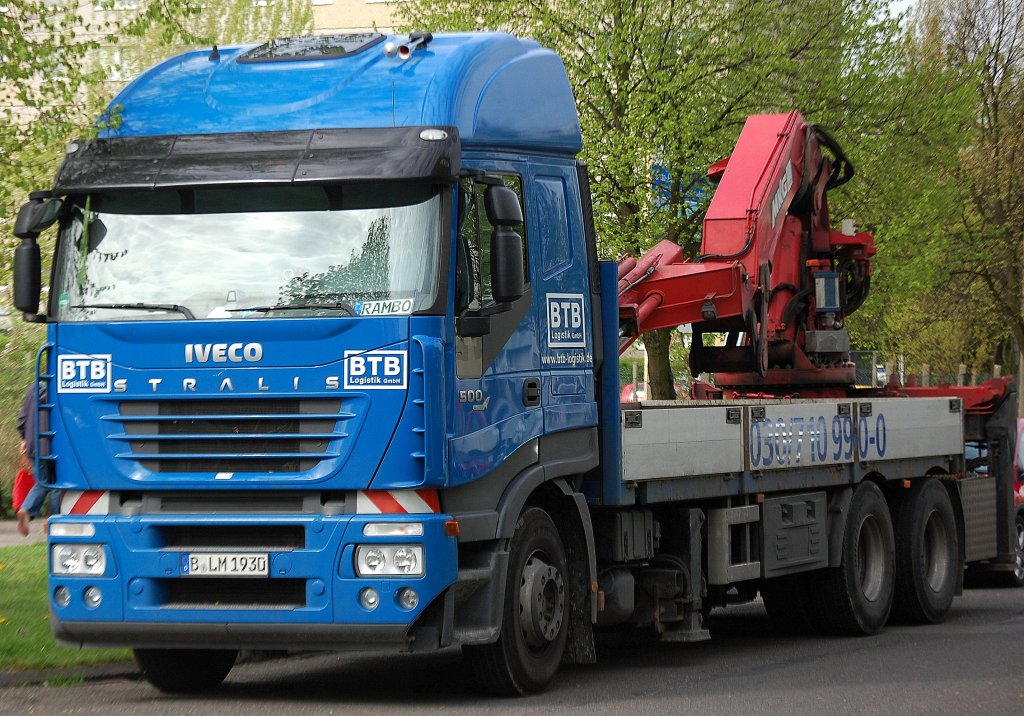 IVECO STRALIS 500 mit m�chtigem Hydrauligreifarmaufsatz f�r Spezialtransporte der BTB Logitik GmbH, 27.04.12 Berlin-Pankow. 
