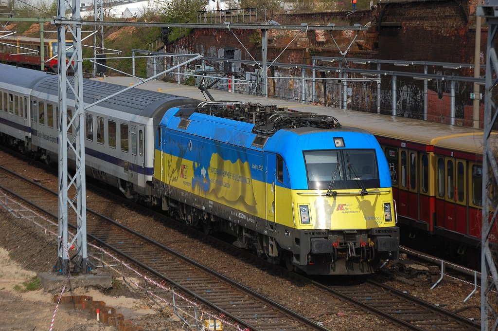 Jetzt �hnlich den �sterreichischen Taurus hat die polnische PKP-Husarz Flotte auch ihre Loks in unterschiedlichen farben gestaltet, hier in gelb/blau die Lok 5 370 004 1251 (91 51 5370 004-1 PL-PKPIC 1251) mit dem Berlin-Warschau Express Richtung Berlin Rummelsburg, 16.04.12 Berlin-Ostkreuz. 
