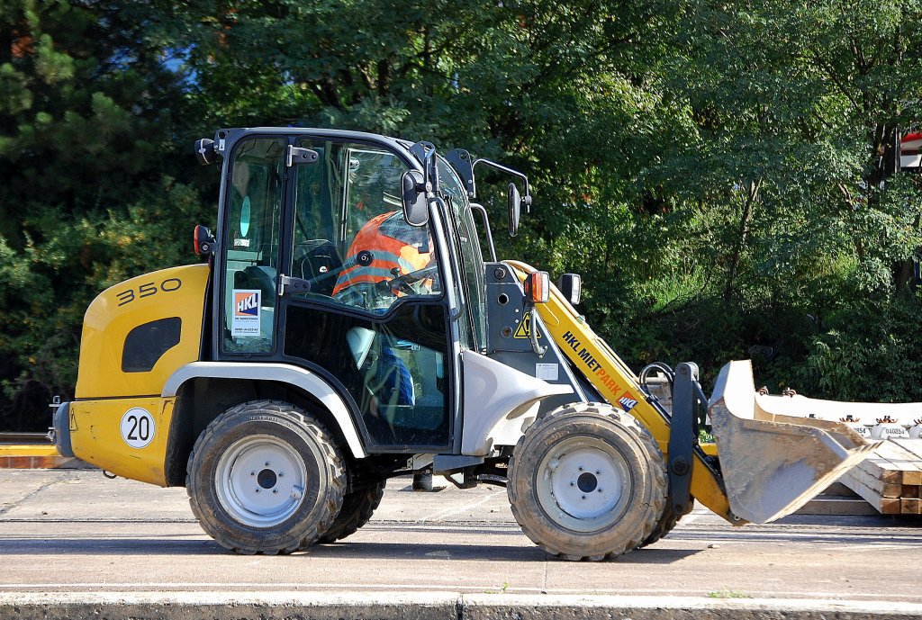 Kleiner HKL-Leasingradlader, ein kramer Allrad 350, 16.09.10 Baustelle Bhf. Flughafen Berlin-Sch�nefeld.