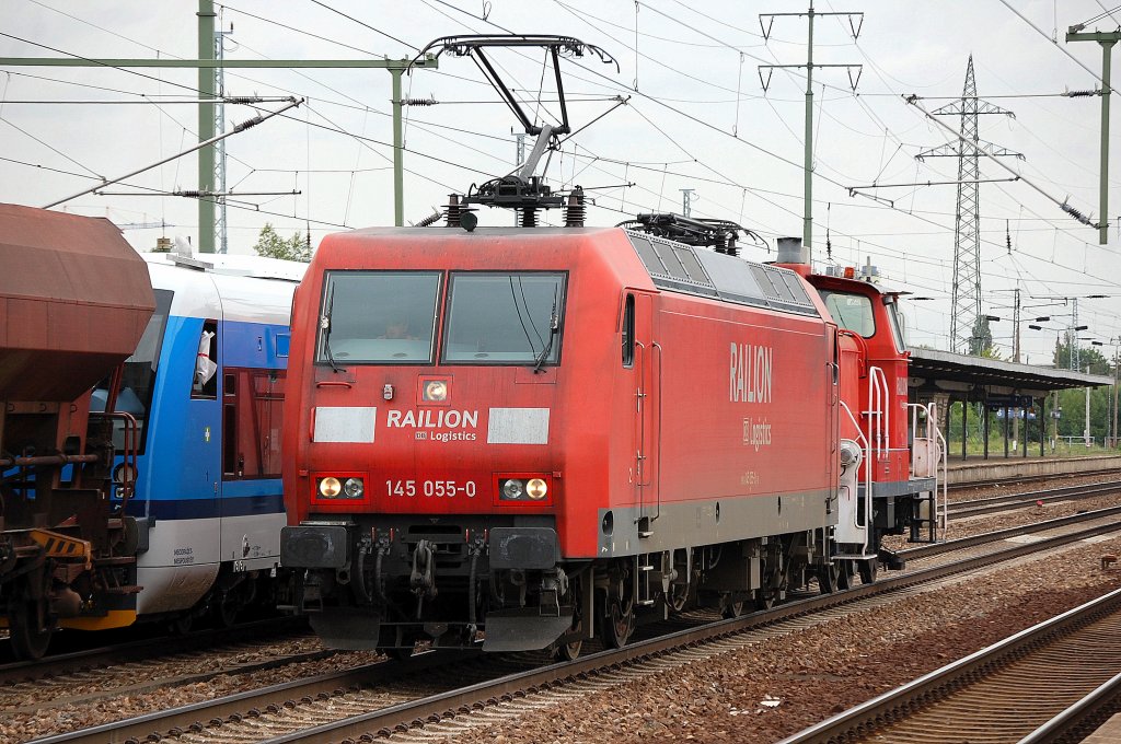 Kleiner Lokzug mit 145 055-0 mit 363 816-0 am Haken, 14.06.12 Bhf. Flughafen Berlin-Sch�nefeld.