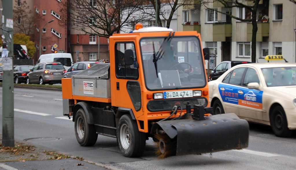 Kommunalfahrzeug vom Hersteller LADOG Typ? mit Kehrb�rstenaufsatz der Fa. RETEC, 27.11.12 Berlin-Beusselbr�cke. 