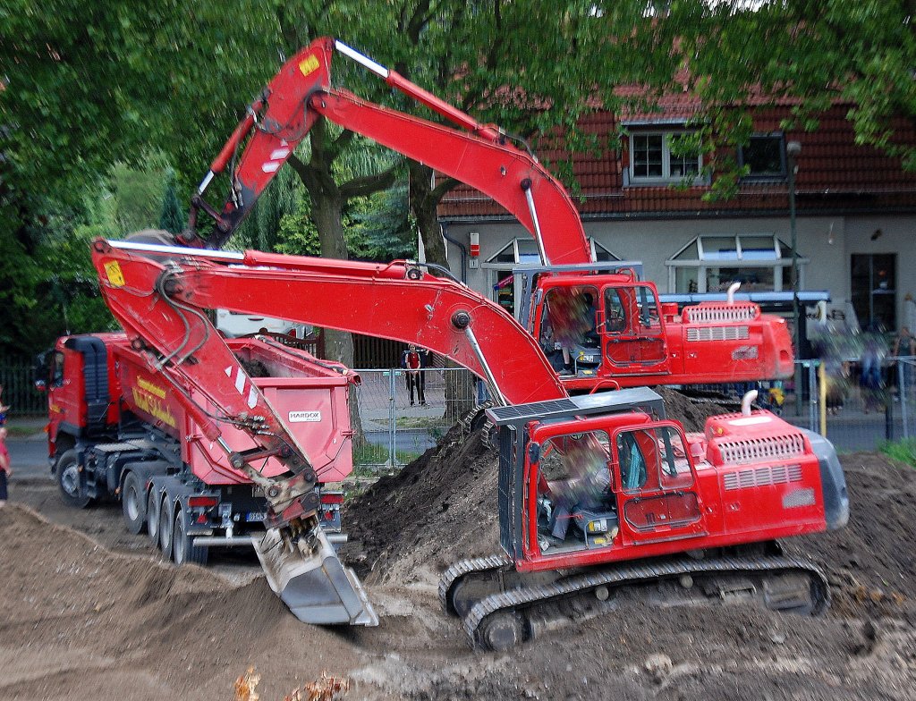 Kr�ftig zur Sache ging es am 17.07.09 bei den Erdarbeiten zum Bau eines neuen Discouters am S-Bhf. Berlin-Karow, gleich zwei VOLVO EC 290 beseitigten den Bauschutt der dortigen ehemaligen Gartenkolonie.