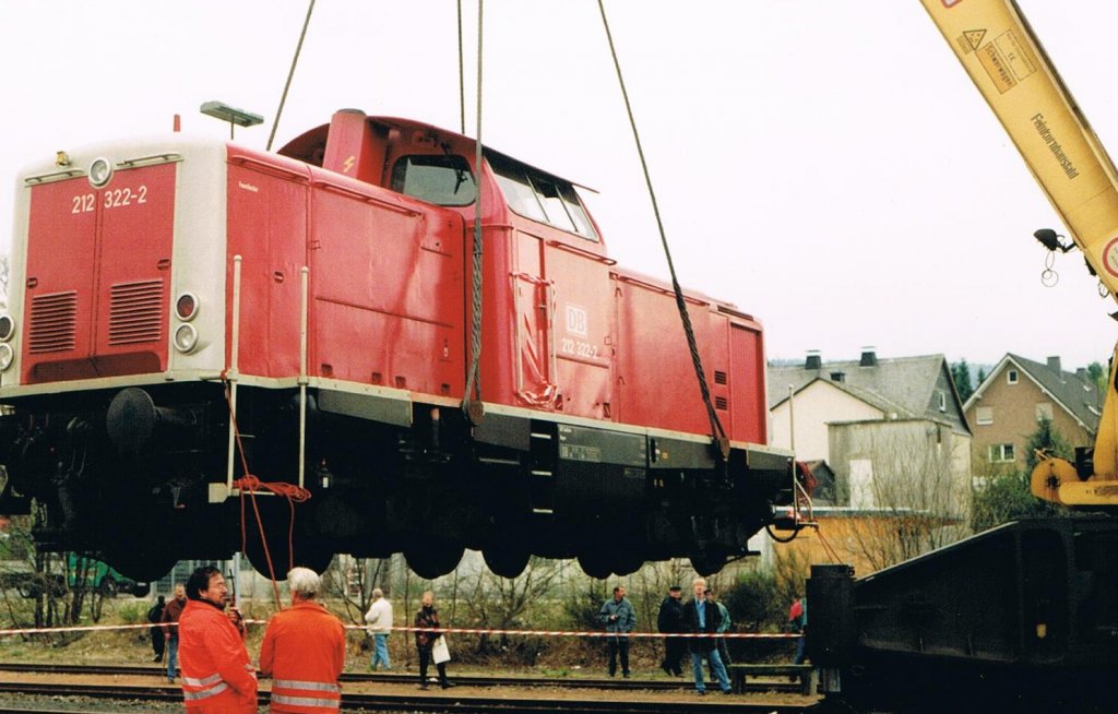 Krahnvorf�hrung mit 212 322-2 beim Bahnhofsfest in Bestwig 1997.
(Scan vom alten Foto)