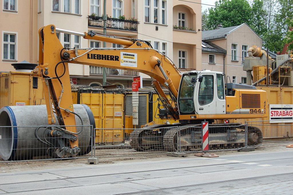 Leasingbaumaschine, ein LIEHERR 944 Raupenbagger am 02.05.10 Berliner Str. Berlin-Pankow. 