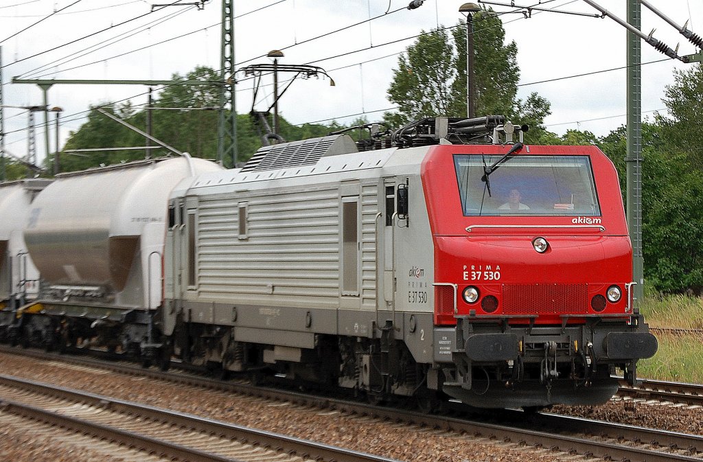 Leider kein optimales Bild der akiem PRIMA Lok E 37 530 (91 87 0037530-9 F-VC) vermiete an CTL mit G�terzug am 14.06.12 Bhf. Flughafen Berlin-Sch�nefeld.