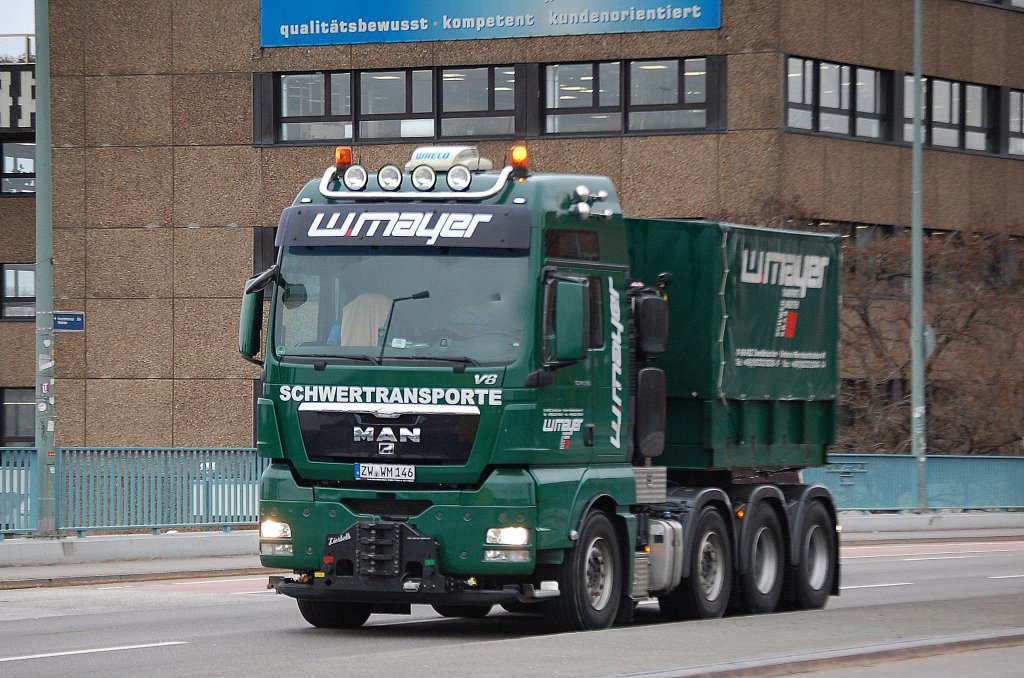 Leider nicht so optimale Aufnahme, dem MAN TGX 41.540 H�ngerzug folgte als zweite Schwerlastzugmaschine eine MAN TGX 41.680 der Sped. w.mayer vom Berliner Westhafen, 09.01.12 Berlin-Putlitzbr�cke.  