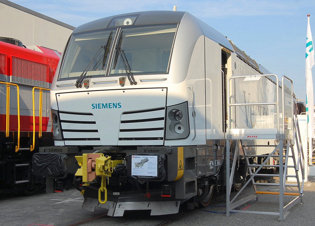 Leider stand gerade die Flotte der neuen Siemens E-Lok Generation Vectron in beengter Position gleich im Eingangsbereich des Messefreigel�ndes, nicht gerade ideal f�r die Photoj�ger, InnoTrans 2010 am 24.09.10 