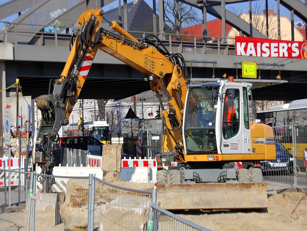 LIEBHERR 312 Litronic der Baufirma STRABAG am 22.02.11 U+S-Bhf. Berlin-Pankow.