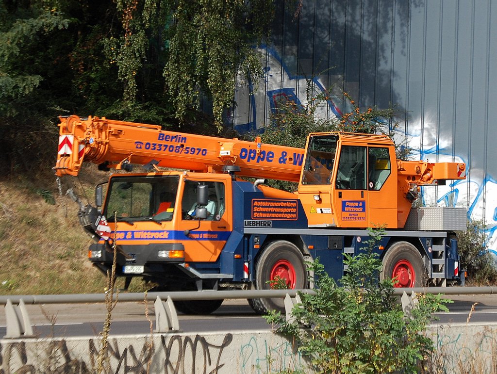 LIEBHERR LTM 1030-2.1 der Fa. Poppe & Wittrock aus Berlin, Berliner Satdtautobahn H�he Kaiserdamm 05.10.09 