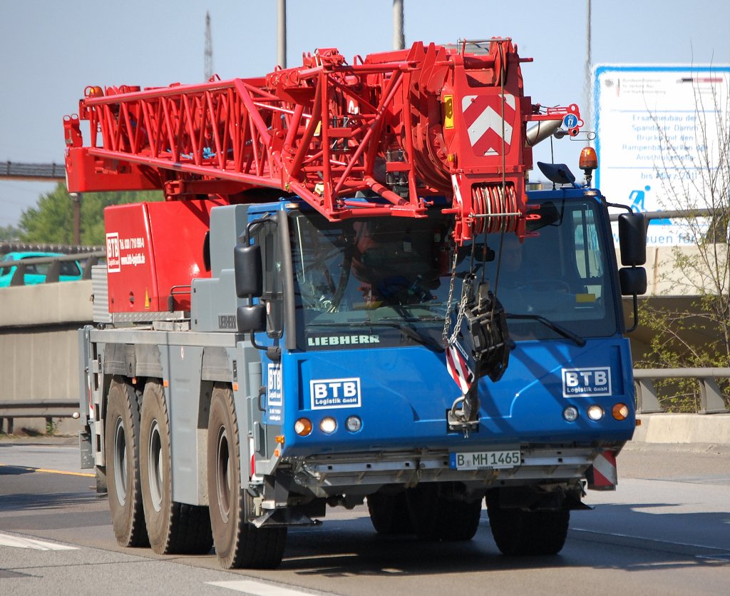 LIEBHERR LTM 1050-3.1 der Fa. BTB aus Berlin, Berliner Stadtautobahn H�he Knobelsdorffstr. 21.04.09