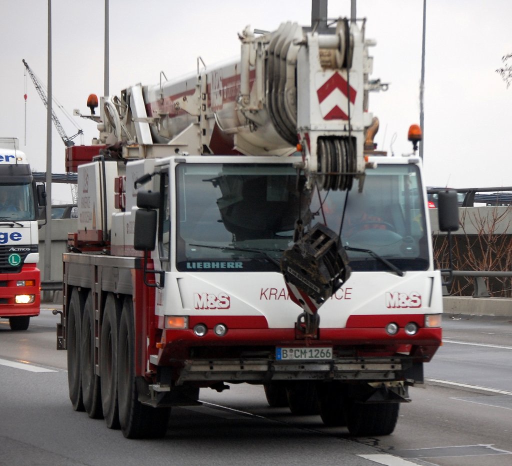 LIEBHERR LTM 1070-4.2 der Fa. M&S KRANSERVICE am 08.12.08 Stadtautobahn Berlin H�he Knobelsdorffstr.