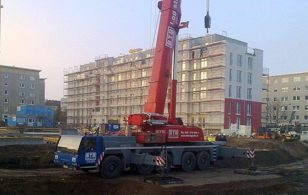 LIEBHERR LTM Fahrzeugkran der Fa. BTB Logistik GmbH im Einsatz zum Hochkranaufbau auf einer Baustelle, 12.11.12 Berlin-Pankow.