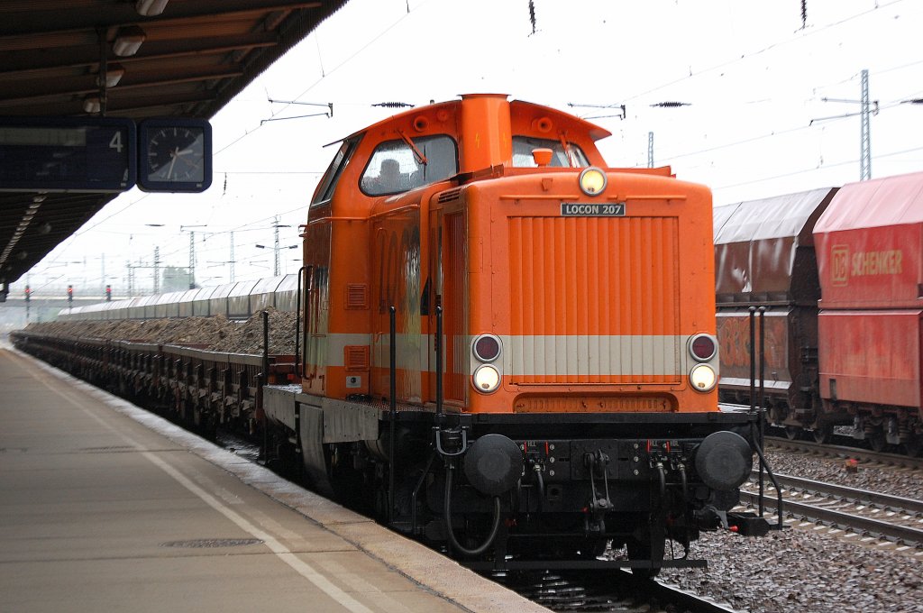 LOCON 207 (92 80 1212 358-6 D-LOCON, Deutz Bj.1965) mit Schotterzug, 18.07.12 Bhf. Flughafen Berlin-Sch�nefeld.