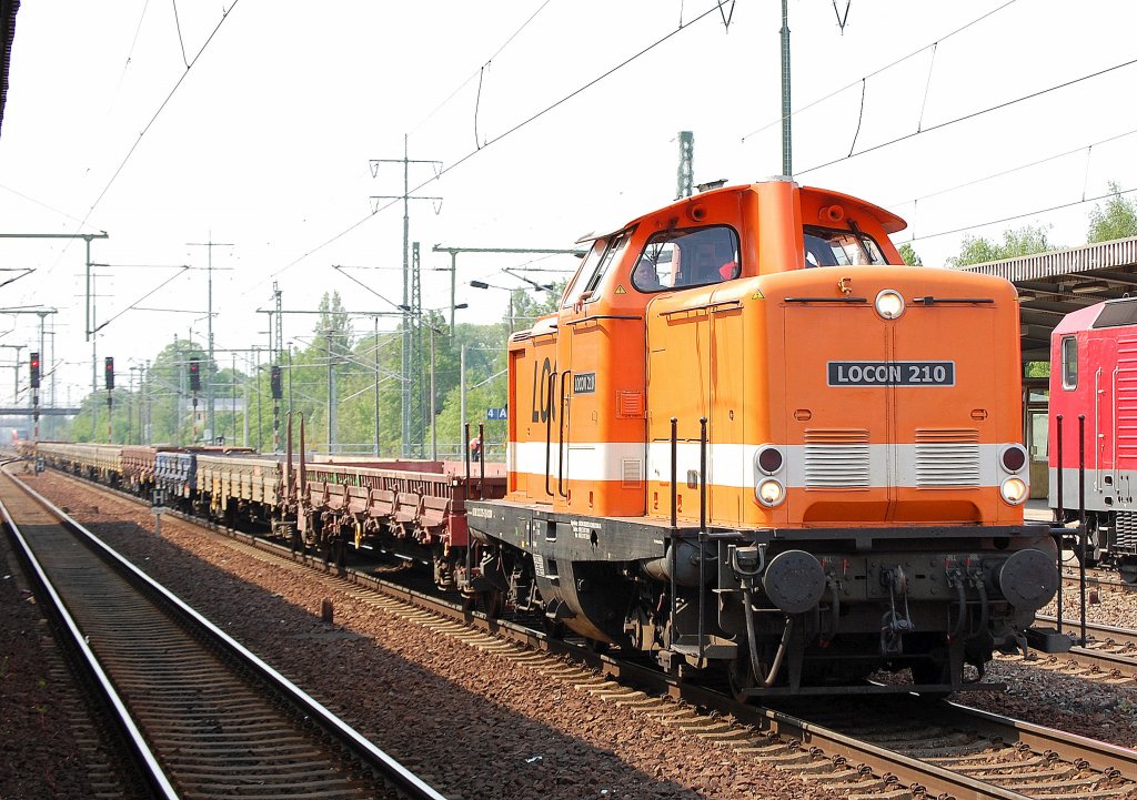 LOCON 210 (92 80 1212 275-2 D-LOCON mit Ganzzug Drehgestellflachwagen (leer) Richtung Berlin-Sch�neweide, 29.04.11 Bhf. Flughafen Berlin-Sch�nefeld.