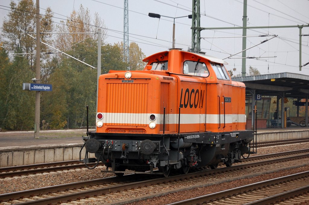 LOCON 210 (92 80 1212 275-2 D-LOCON, 25.10.11 Durchfahrt im Bhf. Flughafen Berlin-Sch�nefeld.