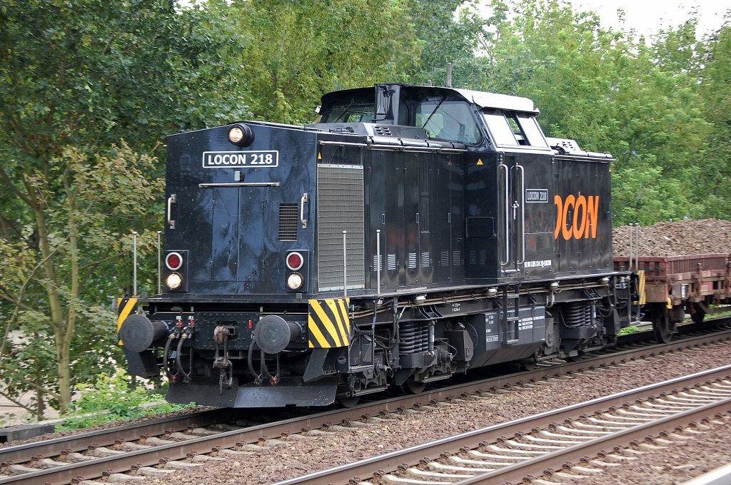 LOCON 218 (92 80 1203 124-3 D-LOCON, LEW Bj.1974) mit einem Bauzug Niederbordwagen mit alten Gleisschotter beladen am 30.07.09 Richtung Bernau, Berlin-Karow. 