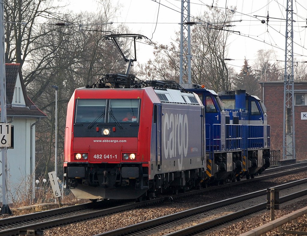 Lokzug f�r Infra Leuna mit Re 482 041-1 (91 85 4482 041-1 CH-SBBC) mit zwei MaK G 1206 Lok&acute;s von Infra Leuna: Lok 210 (92 80 1275 013.-1 D-LEUNA, VL Bj.2010)+ Lok 206 (92 80 1275 806-8 D-LEUNA, VSFT Bj.1999) am 22.02.12 Richtung Bernau, Berlin-Karow.
