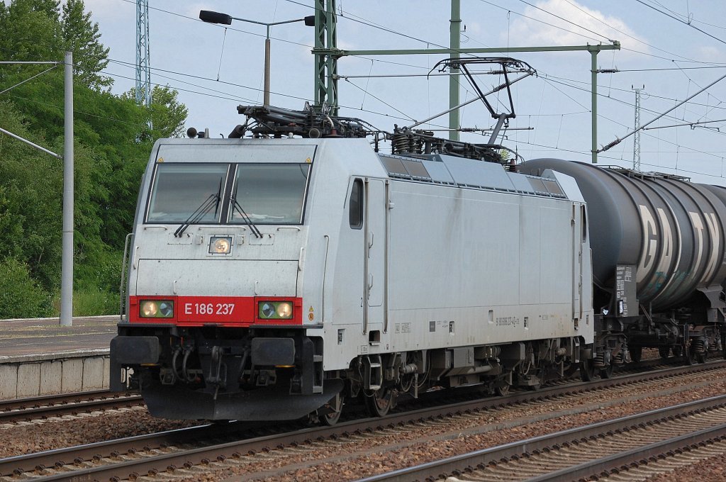 LTE Slovakia mit der Mietlok E 186 237 (91 80 6186 237-4 D-LTE) mit Kesselwagenzug am 13.07.13 Bhf. Flughafen Berlin-Sch�nefeld.
