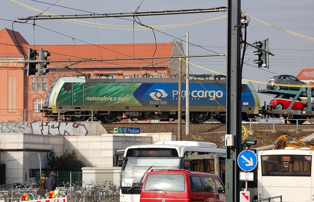 Mal wieder eine Fuhre fabrikneuer Fiat 500 gezogen von EU43-005 (91 51 627 0004-0 PL-PKPC 2151/186 131-9) beim �berqueren der Berliner Str. in Berlin-Pankow, 24.02.11