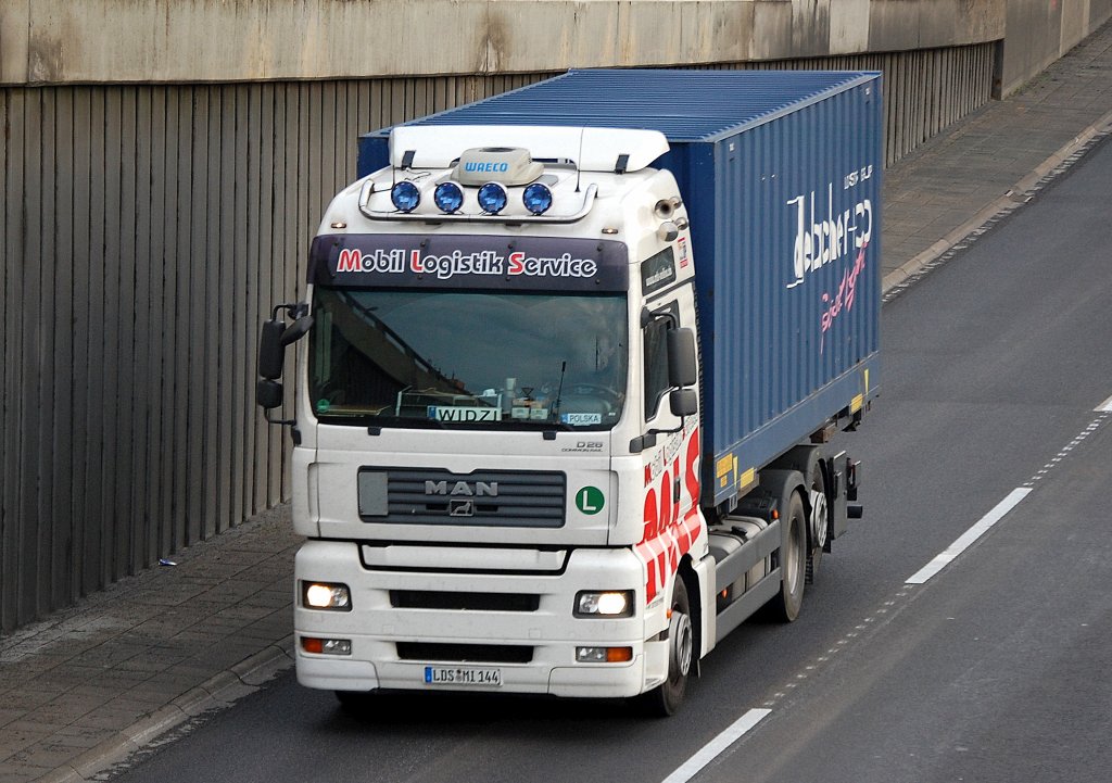 MAN Abrollkipper mit Container (Delacher+ Co) beladen der Fa. Mobil Logistk Service, 08.09.10 Berliner Stadtautobahn H�he Knobelsdorffstr.